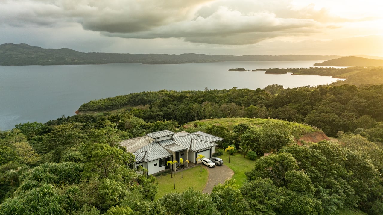 Contemporary Lake View Home, Lake Arenal, Alajuela