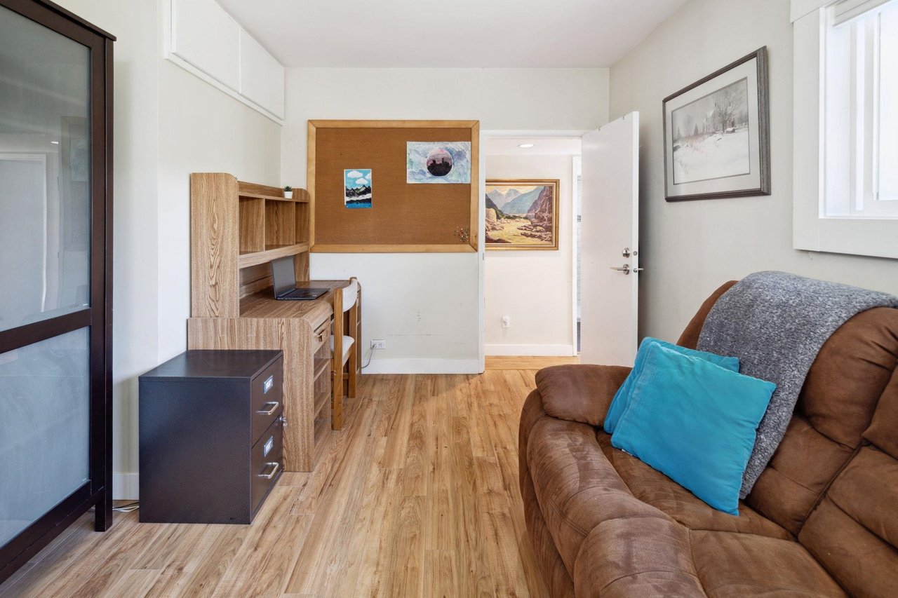 1384 Fernwood Cres
