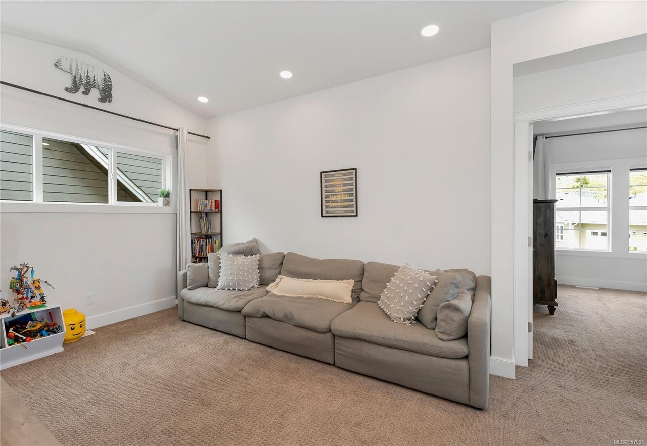 3359 Curlew St