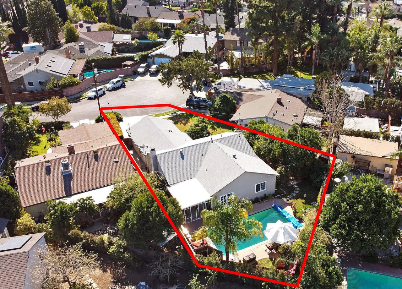 13011 Debby St Valley Glen, CA