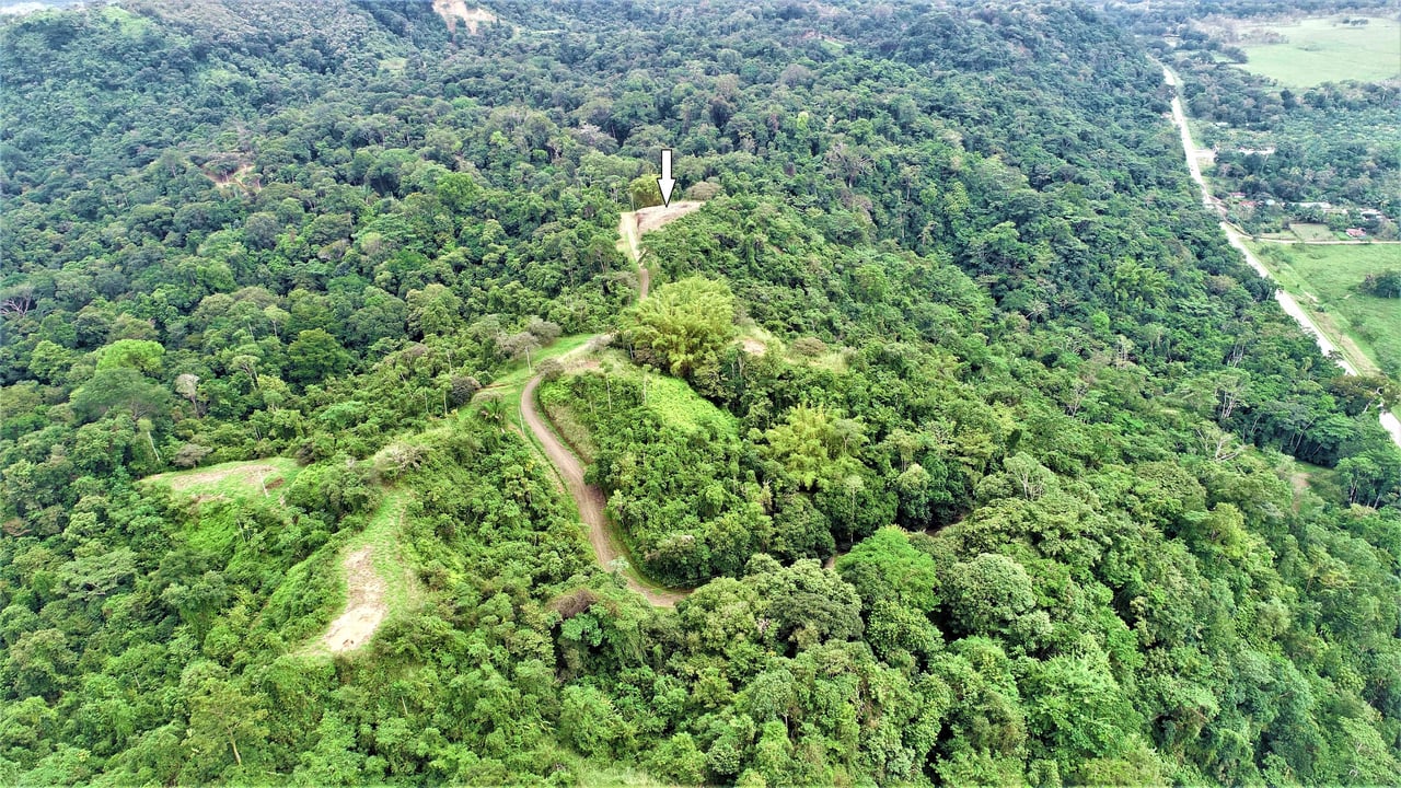 9 acres property with 360 panoramic views and 80m highway frontage