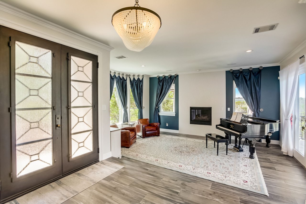 Hill Country Paradise: Luxurious 4/3 Home with Heated Pool/Spa and Spectacular Sunset Views in River Place!