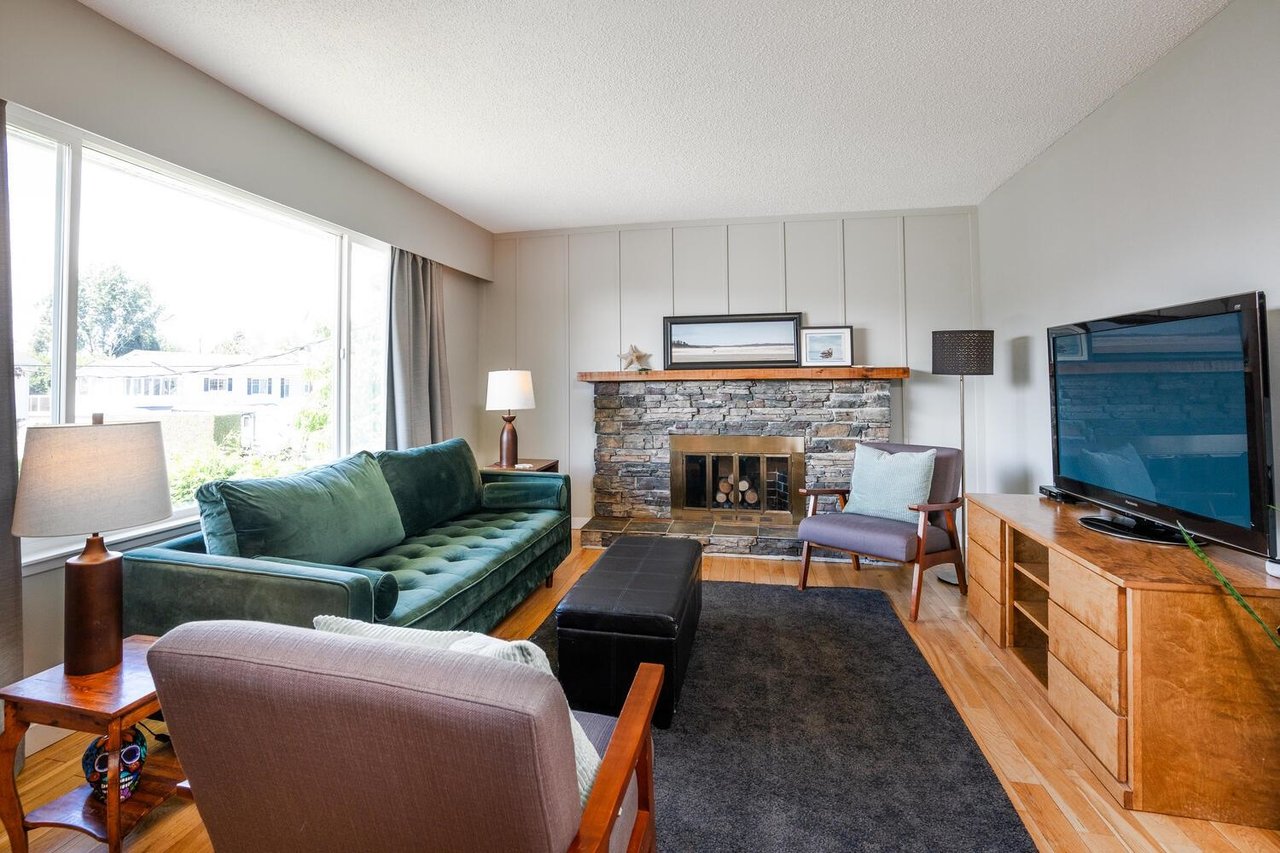 4352 49 St