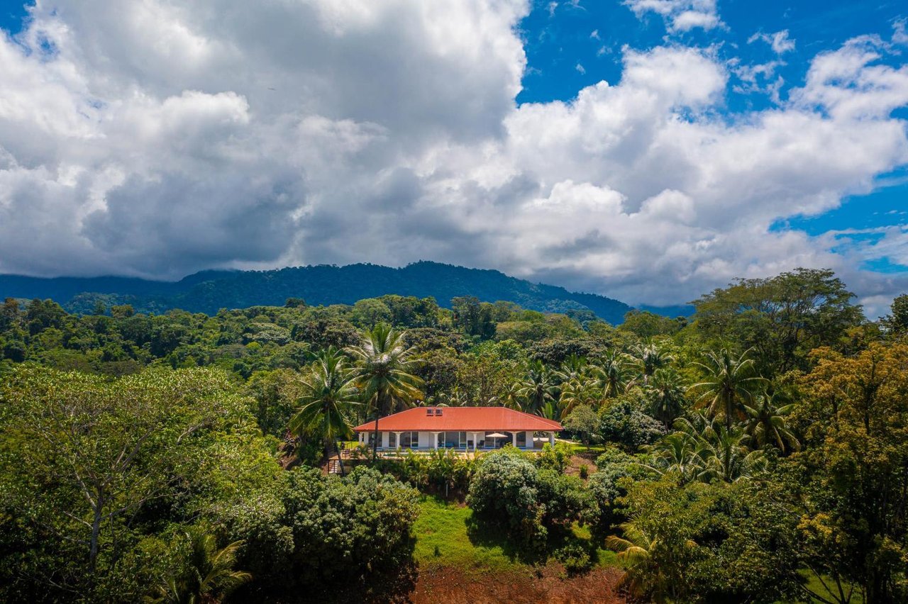 Luxurious Ocean-view Villa:  Your Paradise in Uvita