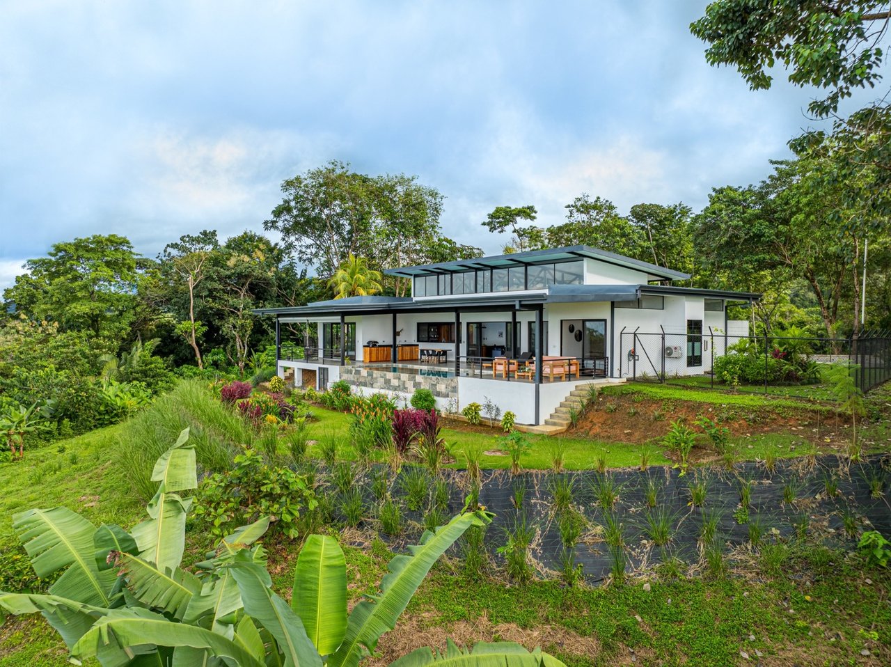 Solar Powered Infinity Pool Home, Ojochal, Puntarenas