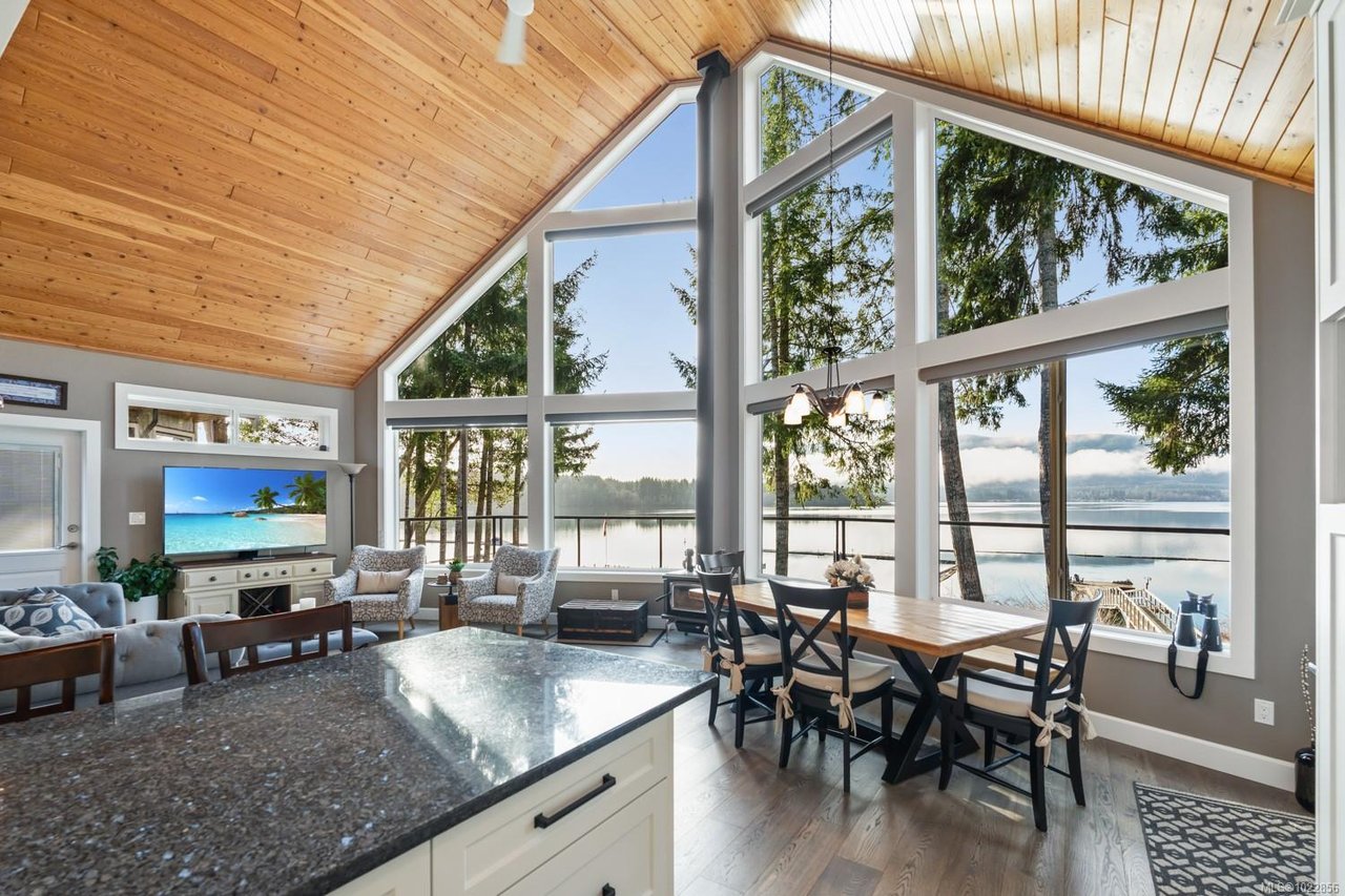 7364 Lakefront Dr, Lake Cowichan