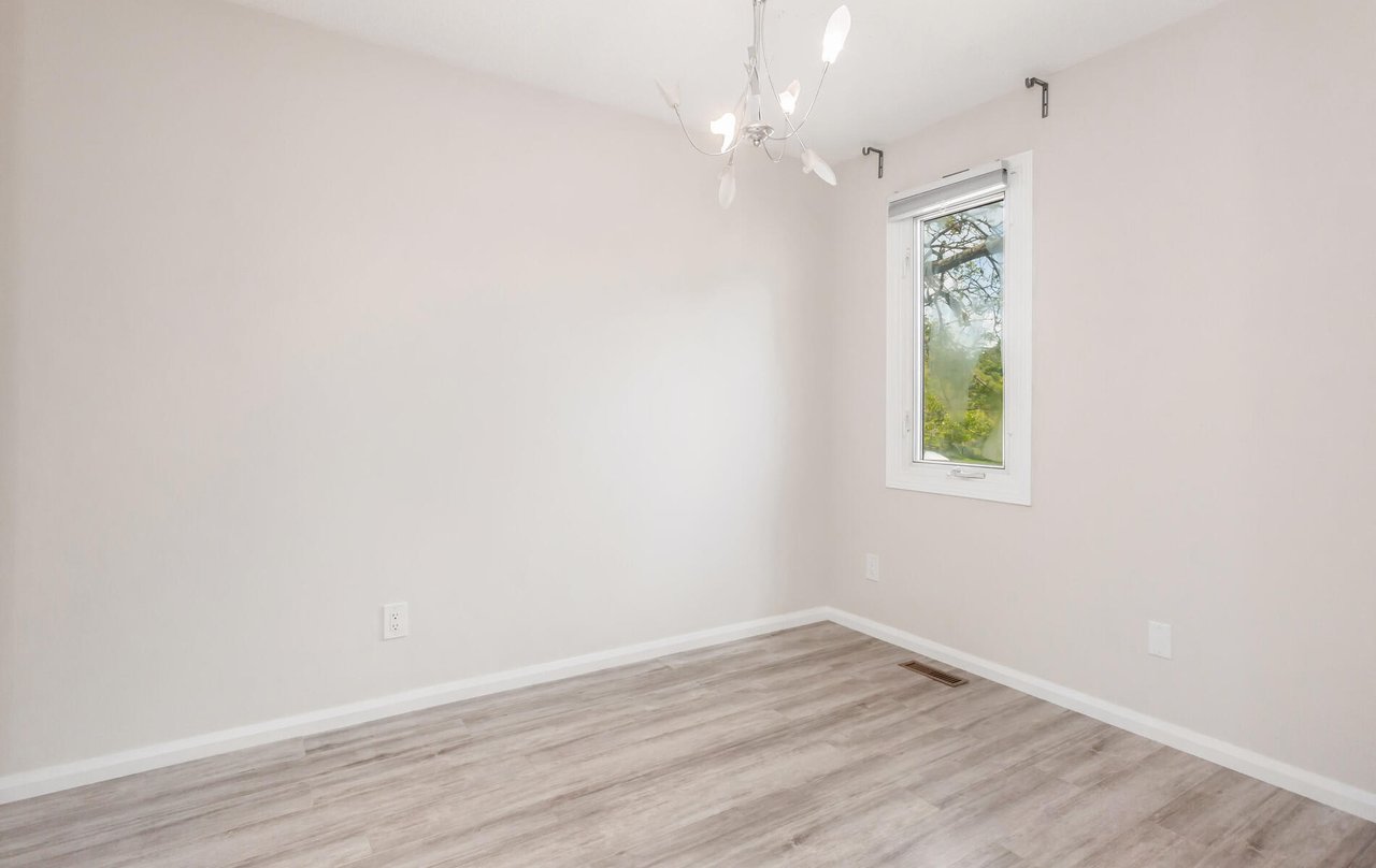 1308 Valerie Cres