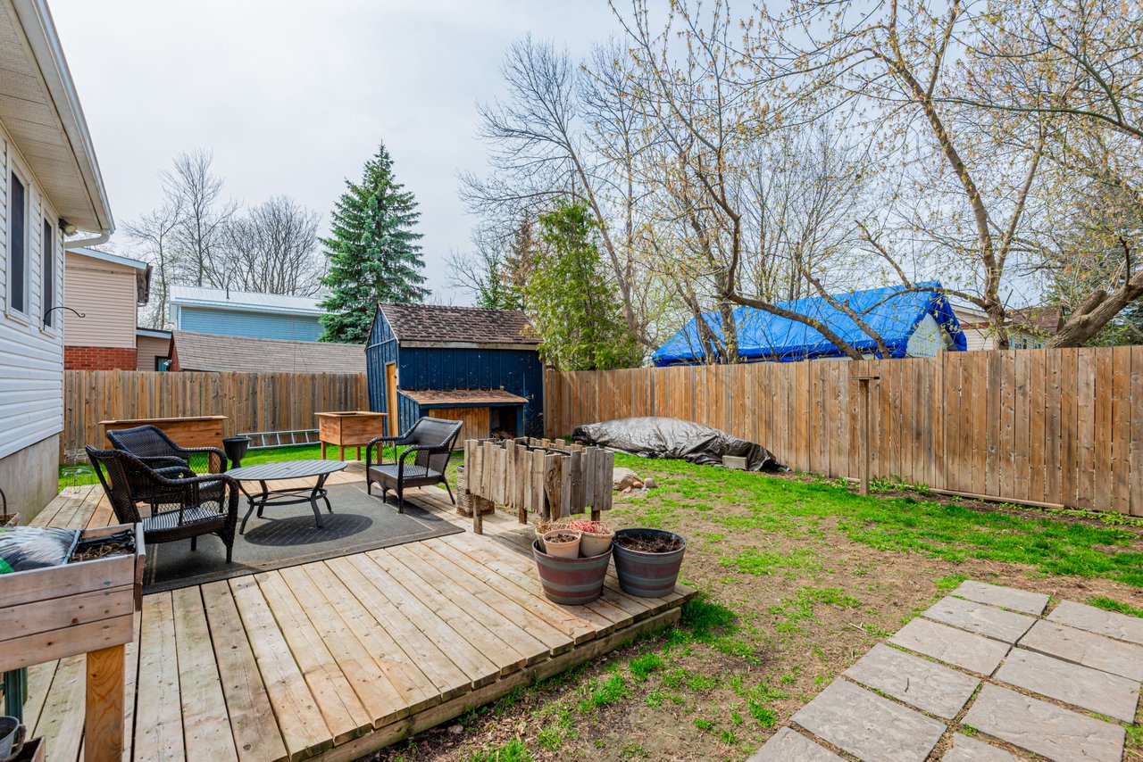 COLONIAL-STYLE HOME OFF LAKE SIMCOE