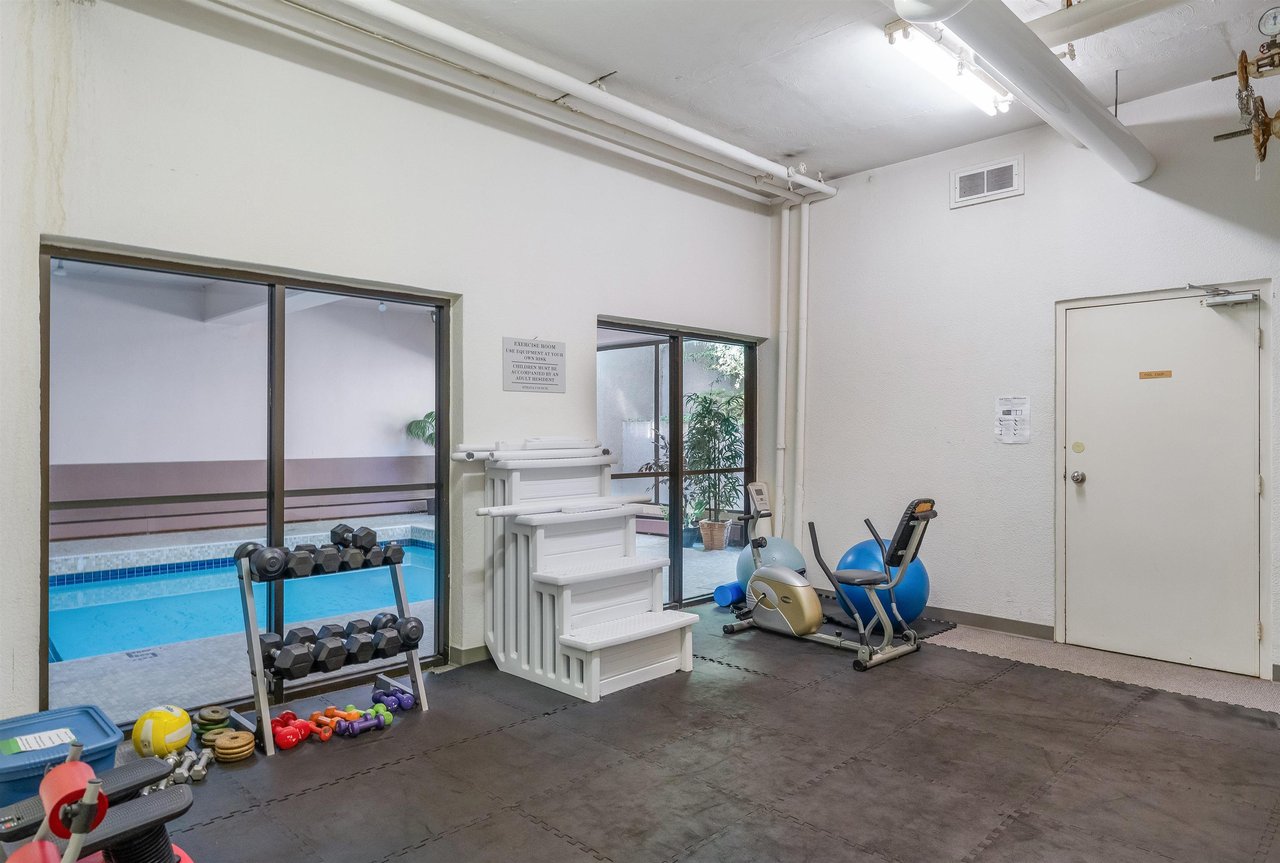 302-555 13th Street, West Vancouver