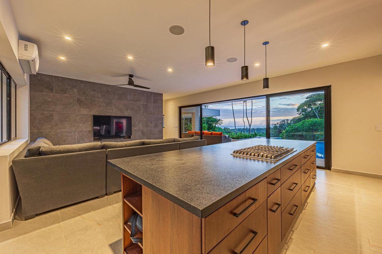 Outstanding Uvita Gem, Hidden in the Canopy with Ocean and Mountain Views