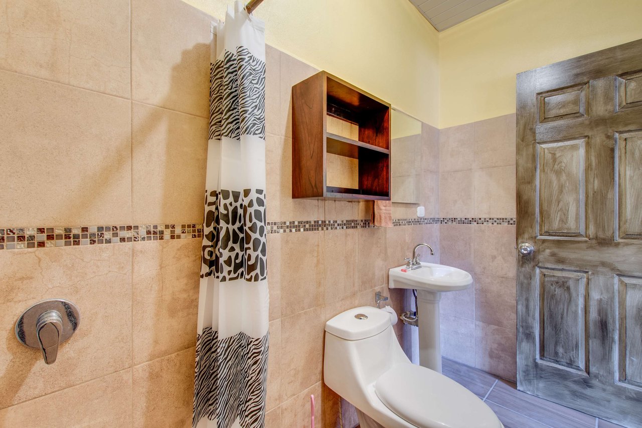 A highly-rated and high-occupancy resort with a hotel, cabins, on-site restaurant and a pool an easy 5-minute walk from PLAYA UVITA and Marino Ballena National Park!