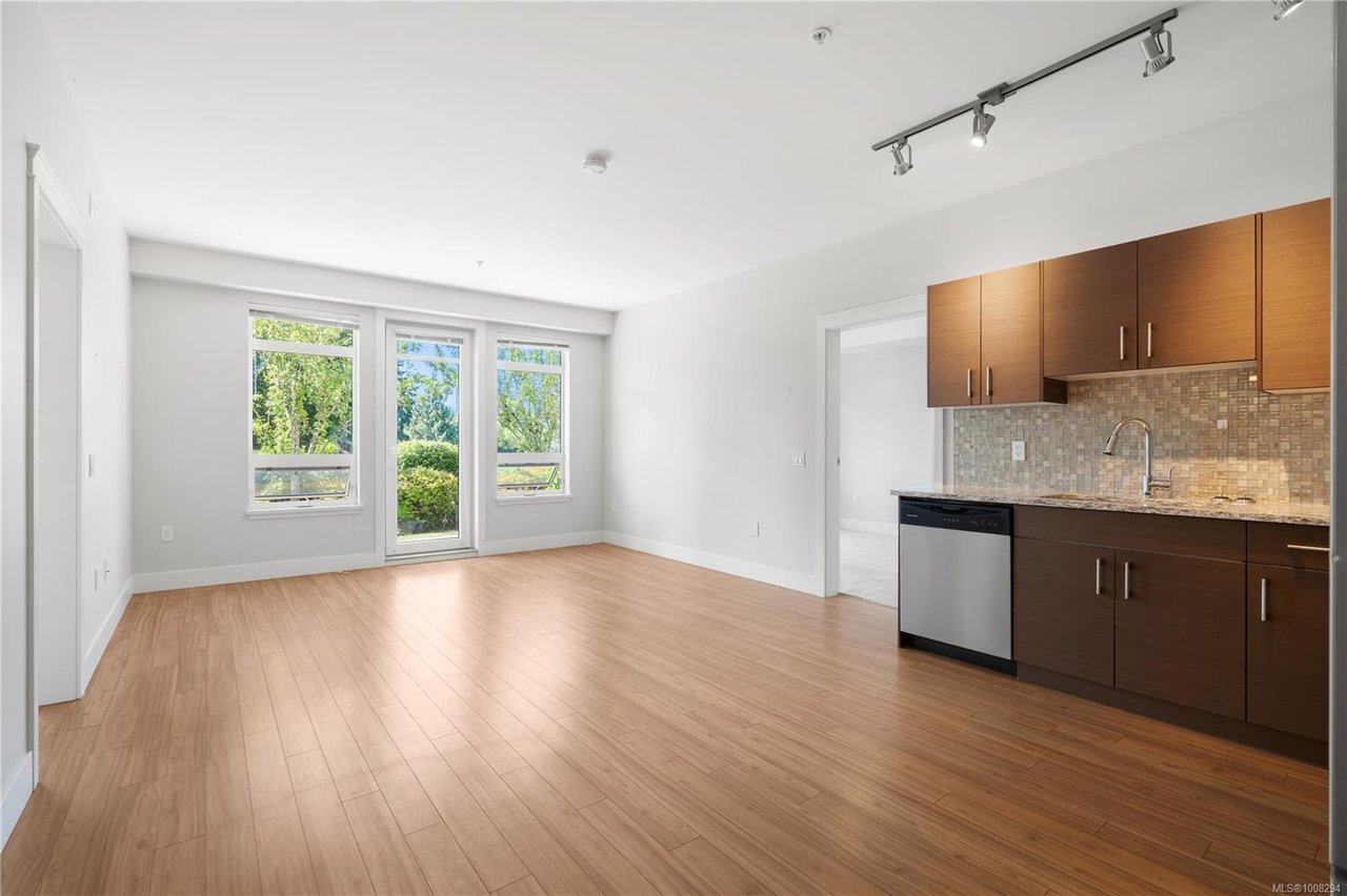 106-935 Cloverdale Ave, Saanich