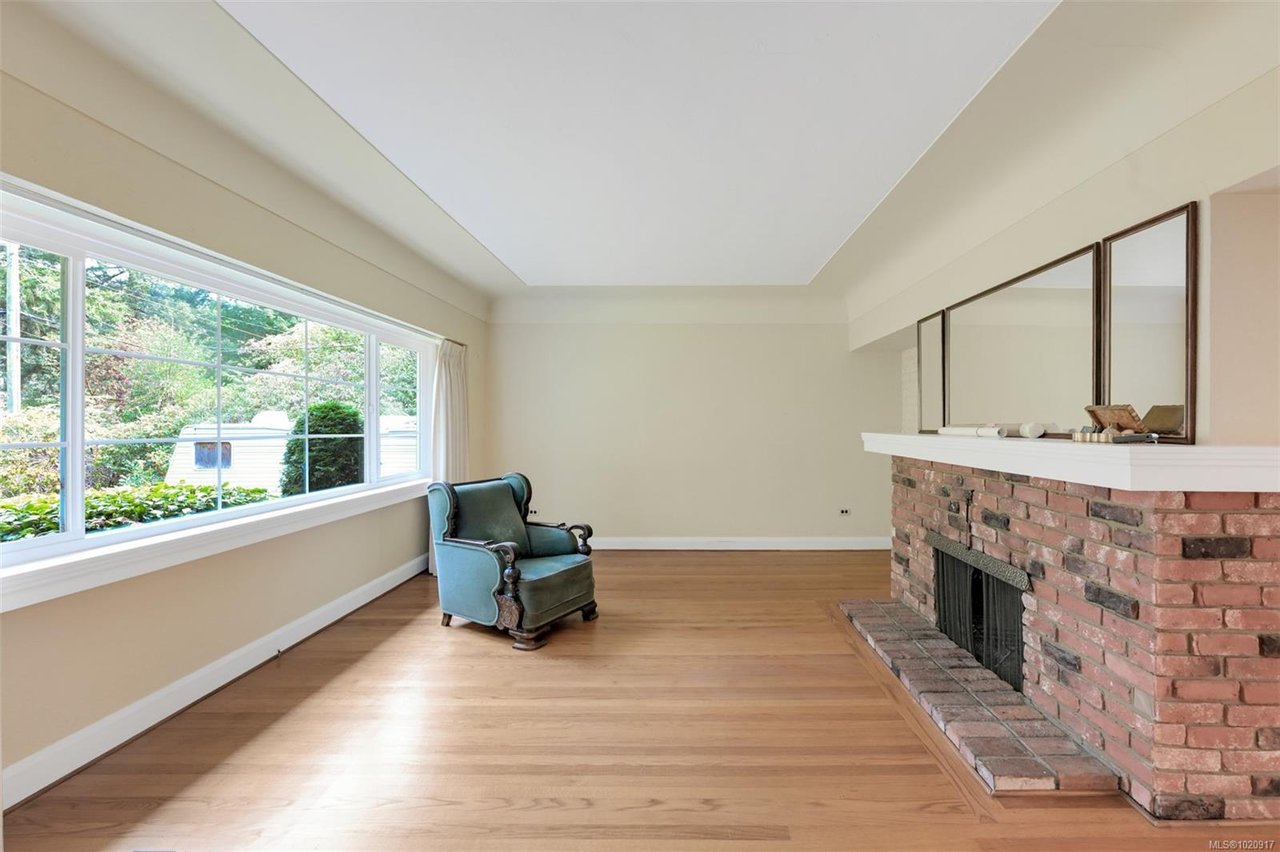 2587 MacDonald Dr