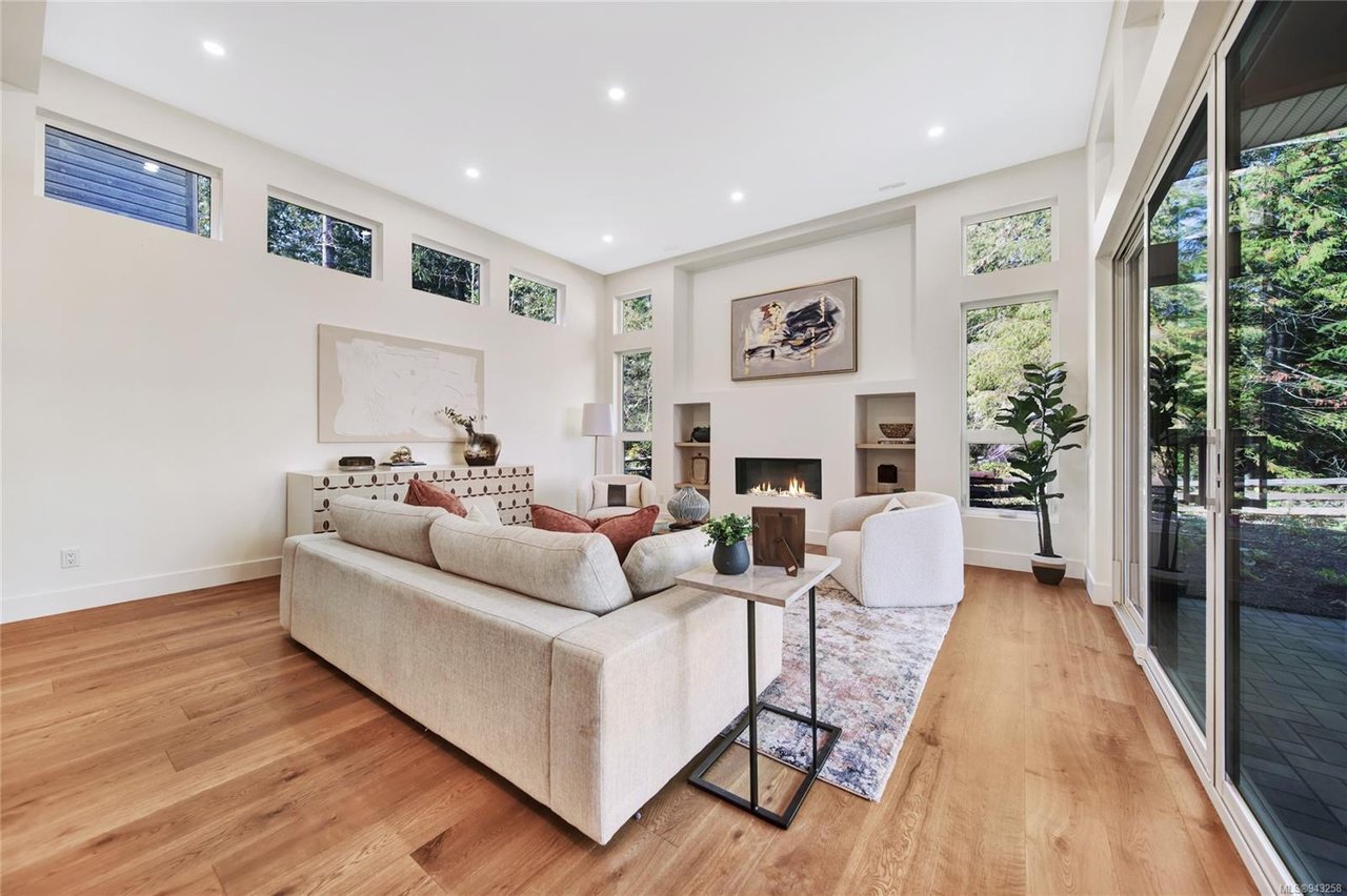 3905 Olympian Wy
