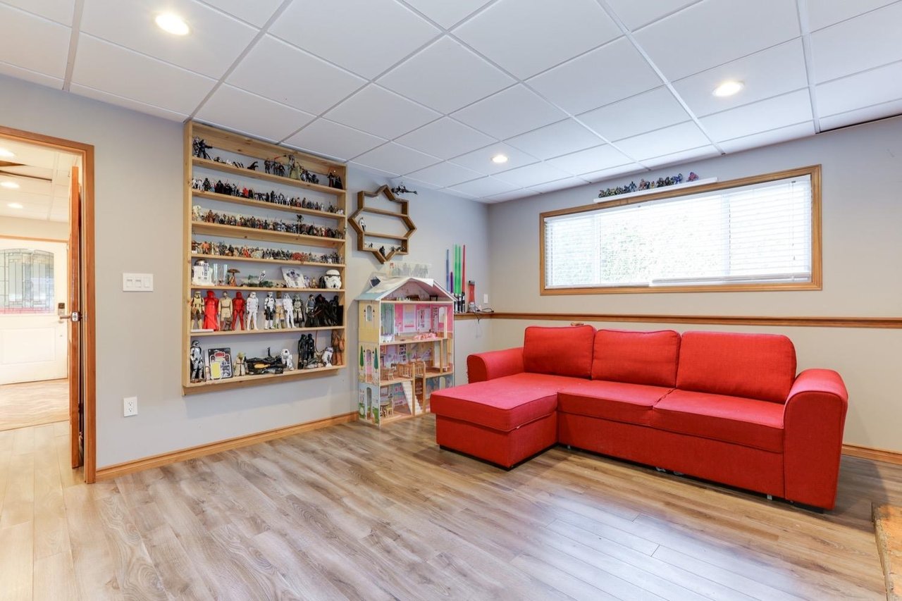 2552 Jura Cres