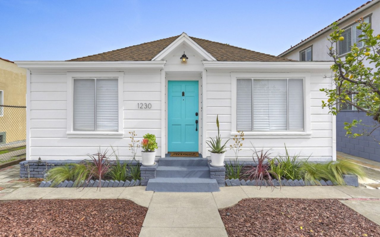 Stylishly Updated 1920s Mid-wilshire California Bungalow