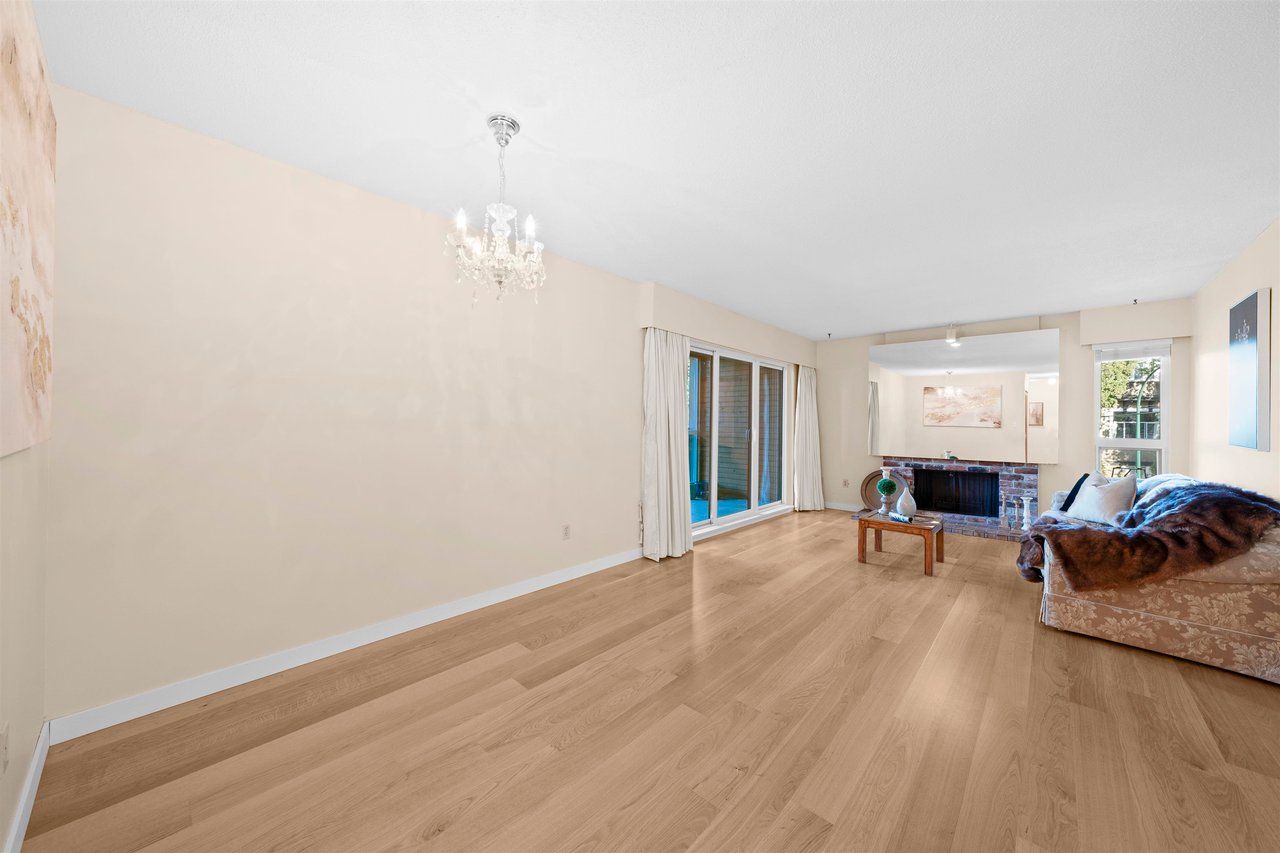 303-2410 Cornwall Ave