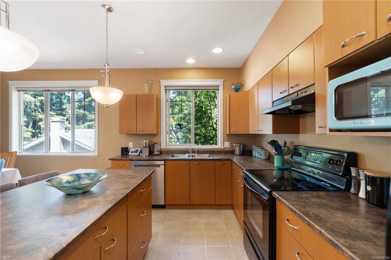 102-2920 Phipps Rd, Langford