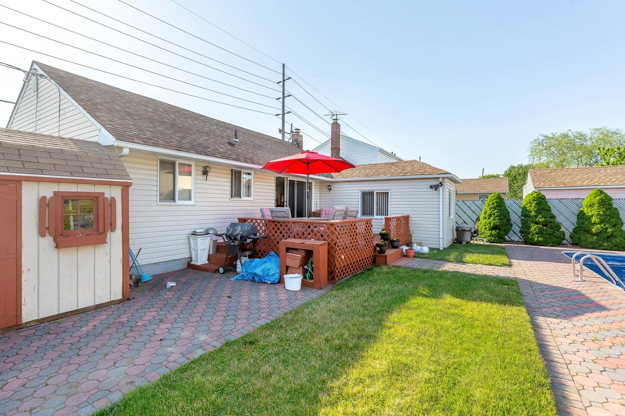 30 Gardner Ave, Hicksville