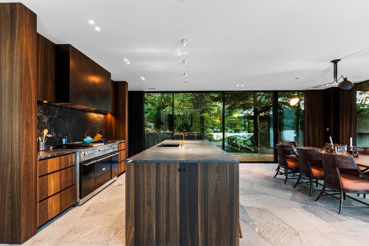 3296 Archibald Wy