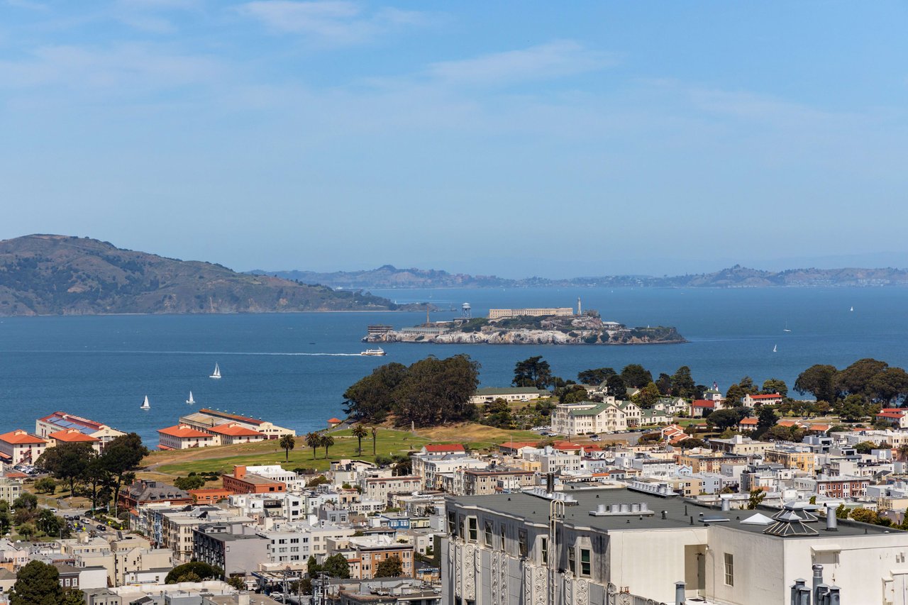 Just-Renovated Pacific Heights Condo With Southern Views