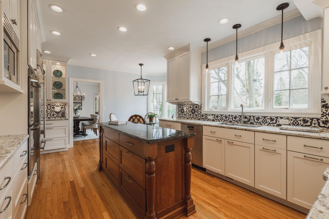 411 Daphne Rd, Fox Point