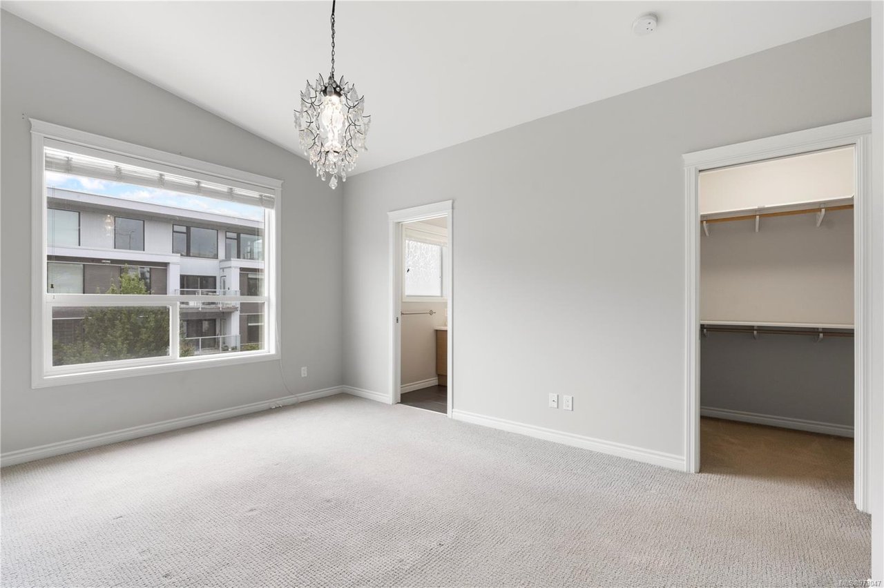 921 Whirlaway Cres