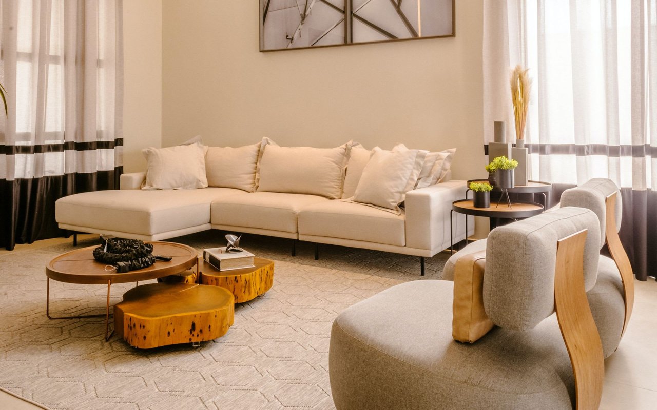 Inside A $12.9M Waterfront Mansion That Inspired "The Great Gatsby"