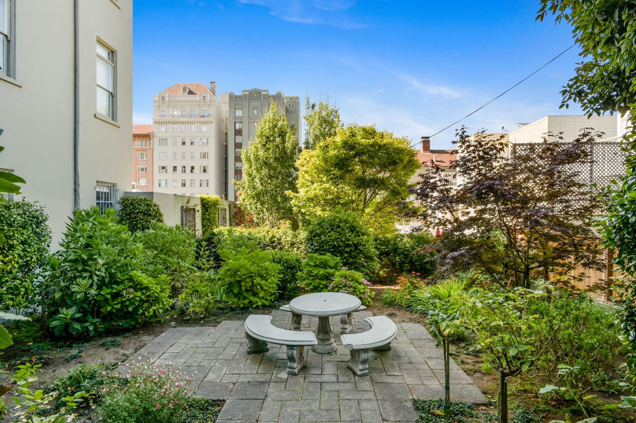 Grand Scale Pacific Heights Apartment