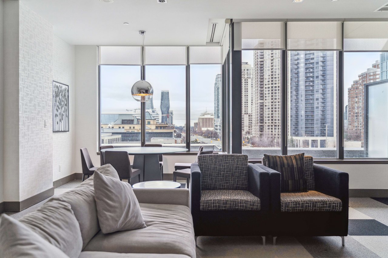 Bright & Spacious Condo In The Heart Of Downtown Mississauga