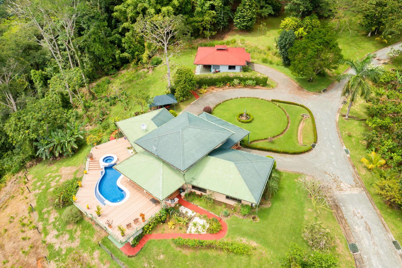 Country Club feel Oasis surrounded by Mountains