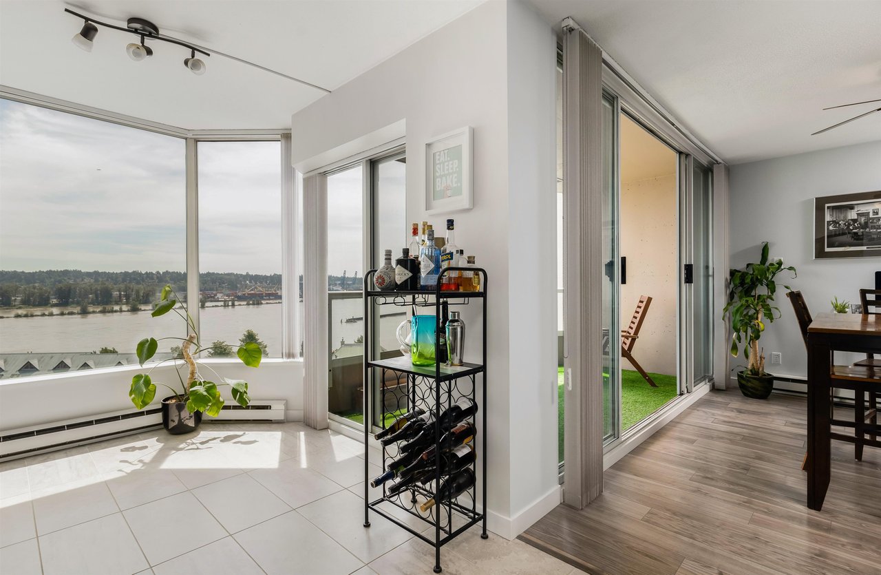 1102-1045 Quayside Dr