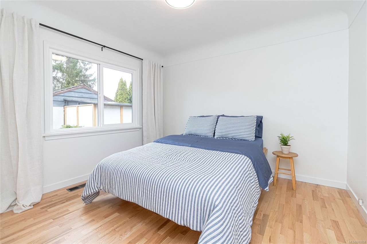 1867 Neil St, Saanich