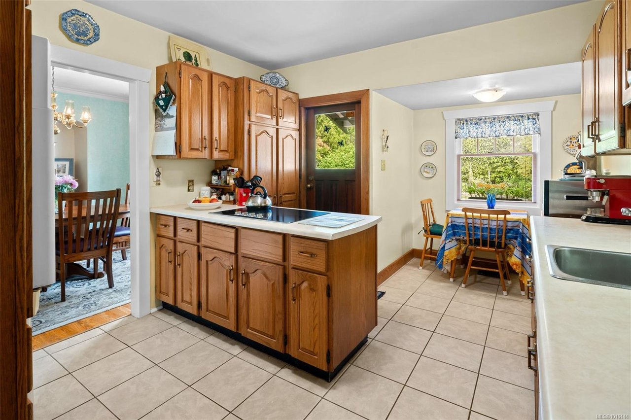 1924 Forrester St, Saanich