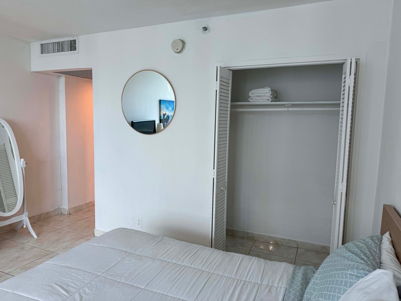 5445 Collins Ave #1606 Maimi Beach FL-33140