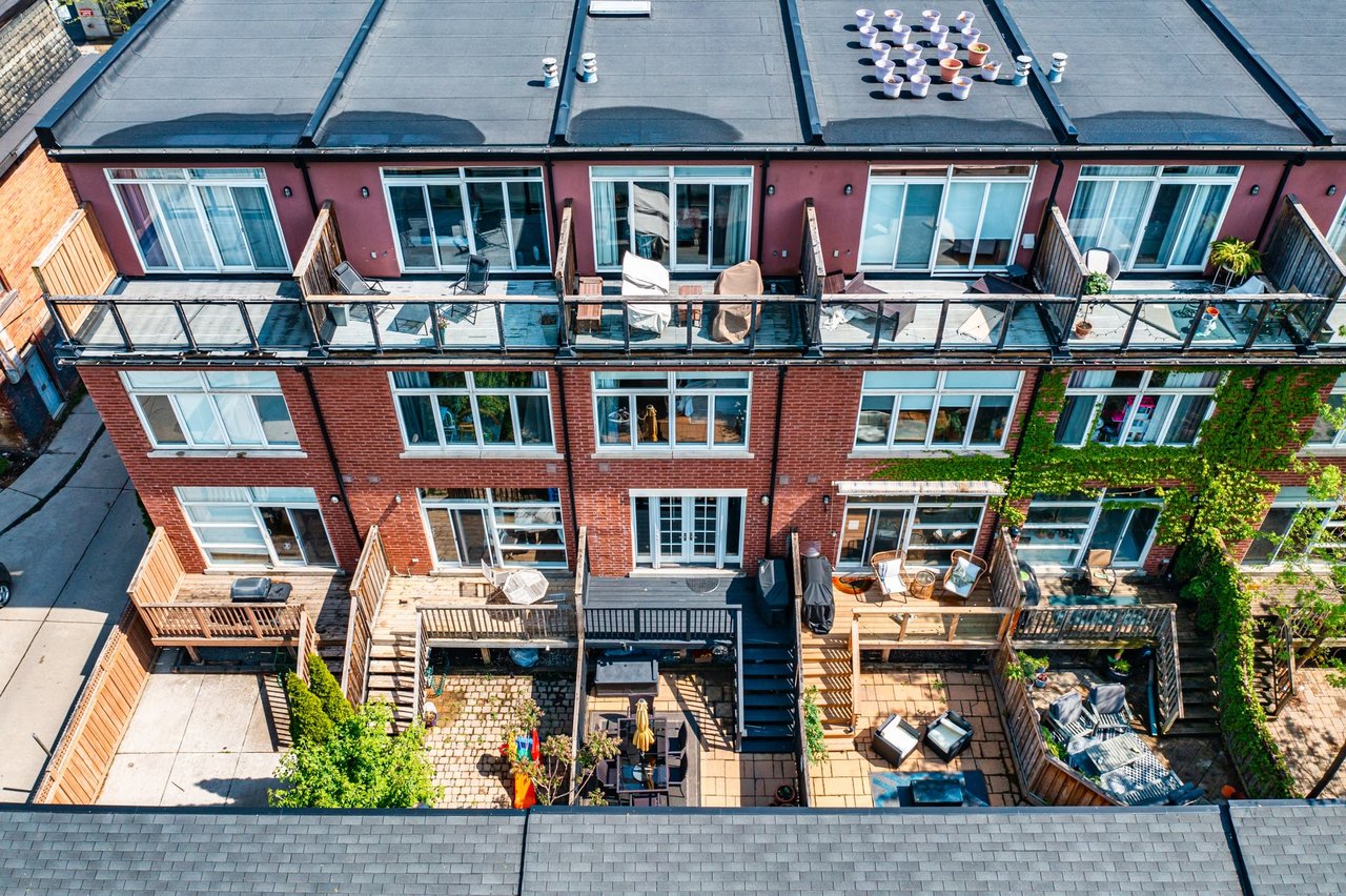 492 King St E
