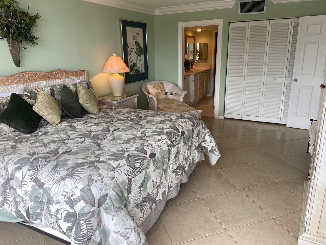 122 Lakeshore Drive #2320