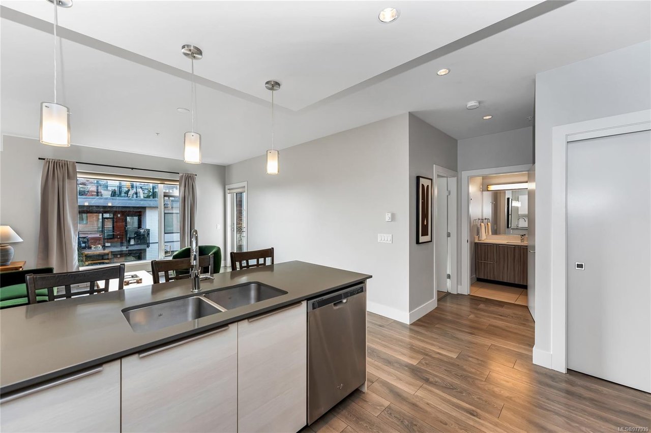302-3815 Rowland Ave