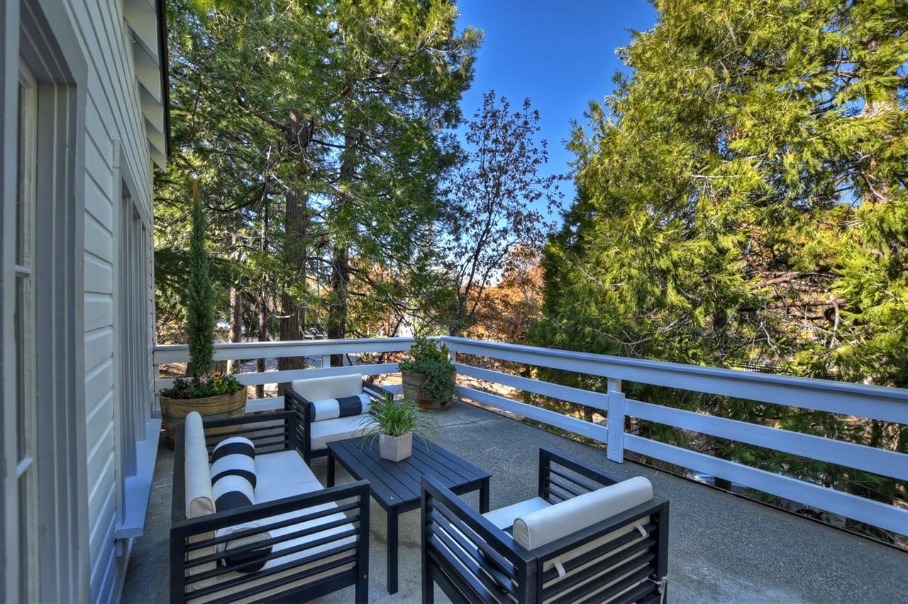 323 Sunset Dr