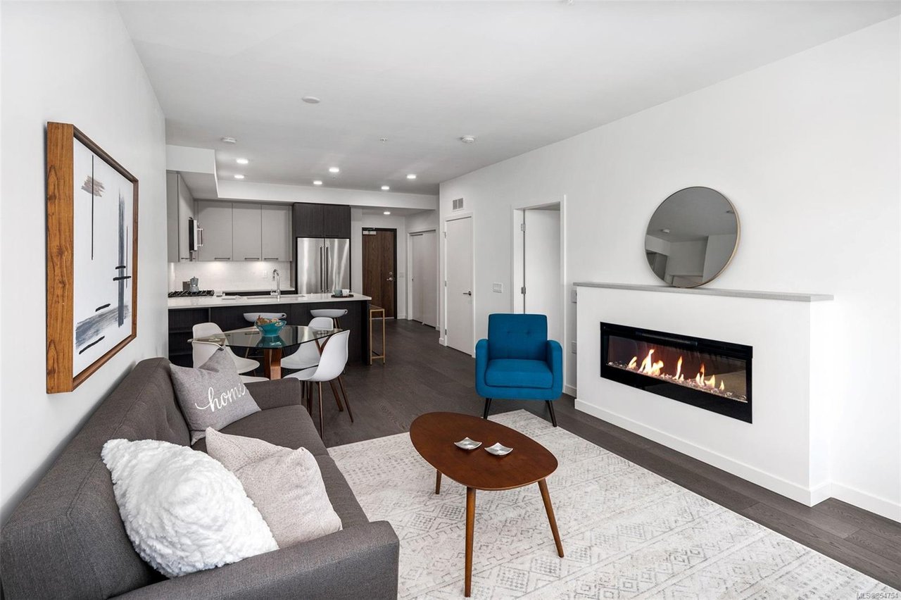 403-7162 W Saanich Rd