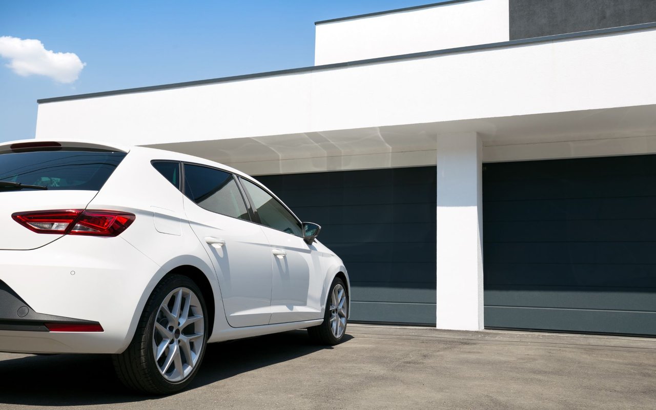 Lynn Reecer interviewed by Fort Wayne Journal Gazette regarding over-sized garages