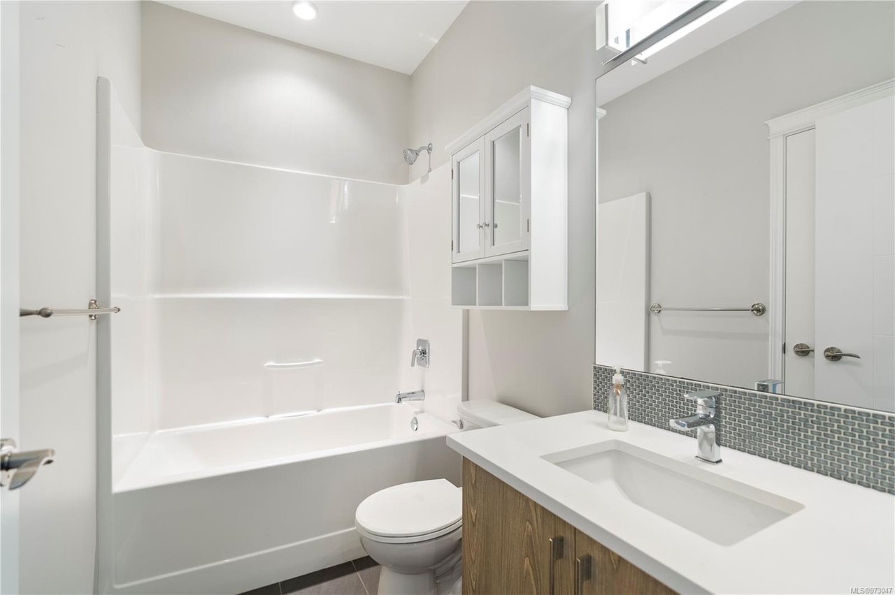 921 Whirlaway Cres