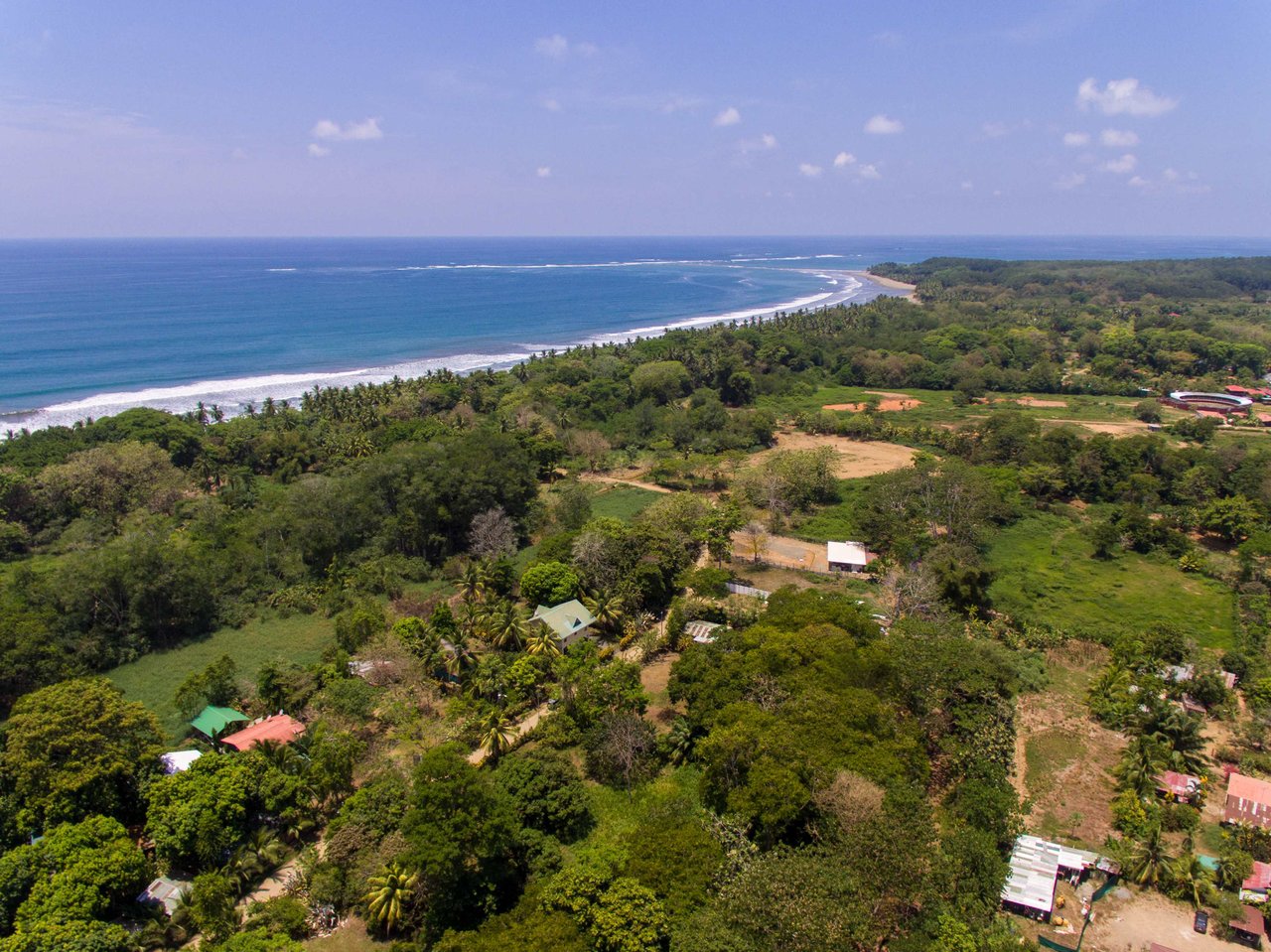 A highly-rated and high-occupancy resort with a hotel, cabins, on-site restaurant and a pool an easy 5-minute walk from PLAYA UVITA and Marino Ballena National Park!