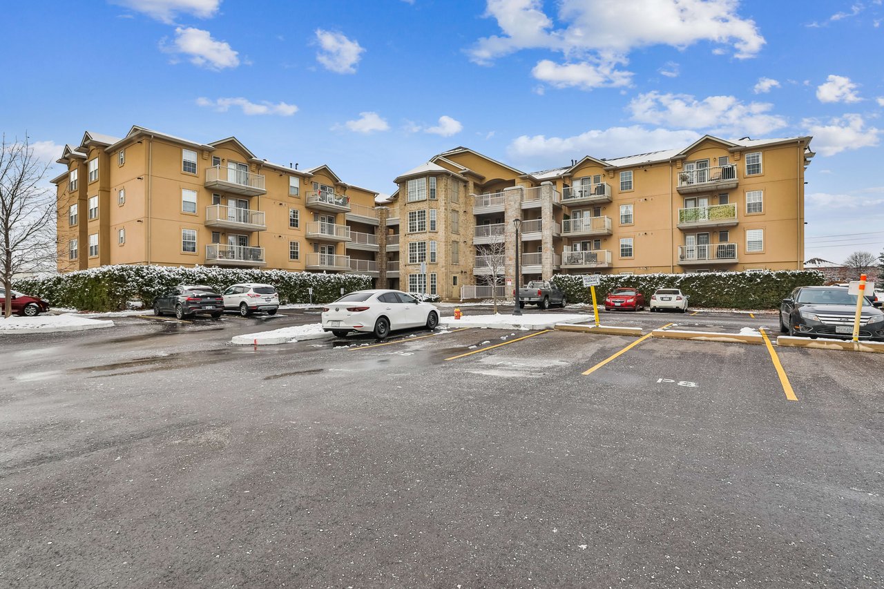 Welcoming 2 bedroom unit in sought after Glen Abbey neighbourhood