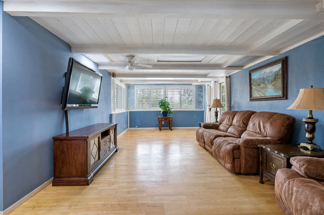 1002 Pepper Tree Ln