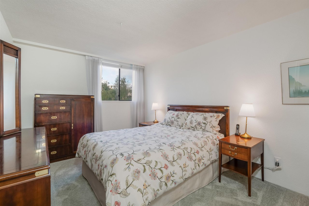 302-555 13th Street, West Vancouver