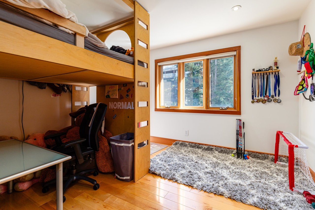 1054 Jay Cres