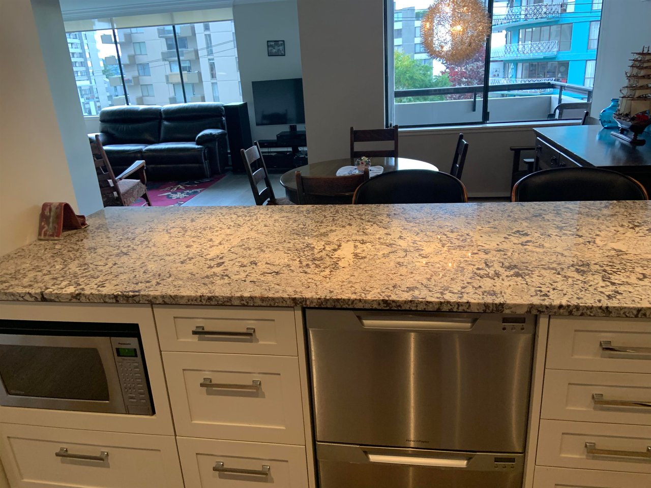 401-2167 Bellevue Ave
