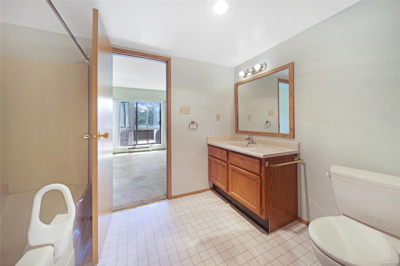 205-1252 Pandora Ave
