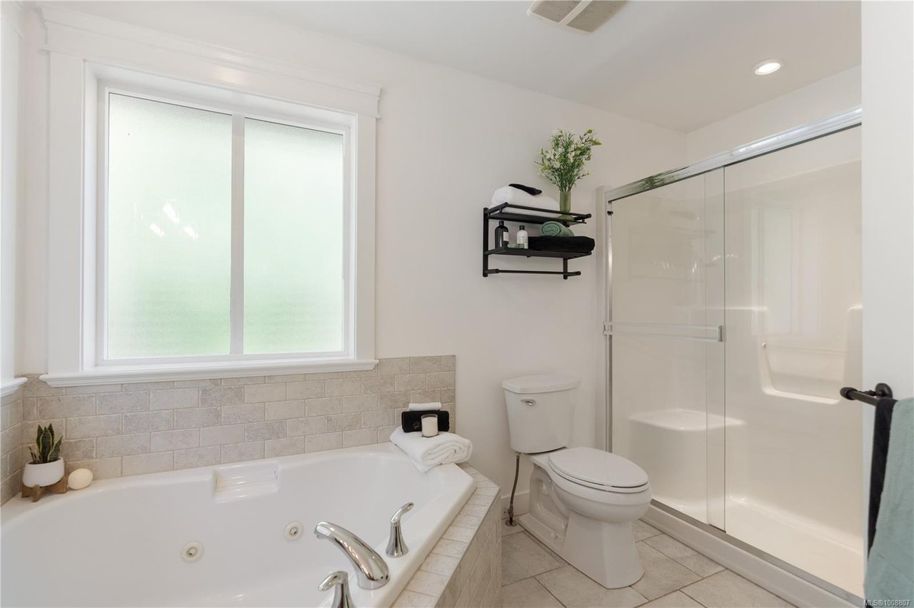630 Granrose Terr, Colwood